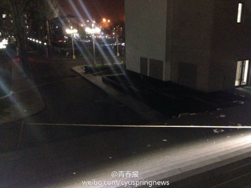 北京大风刮掉朝阳大悦城外墙造成1死1伤 出门小心