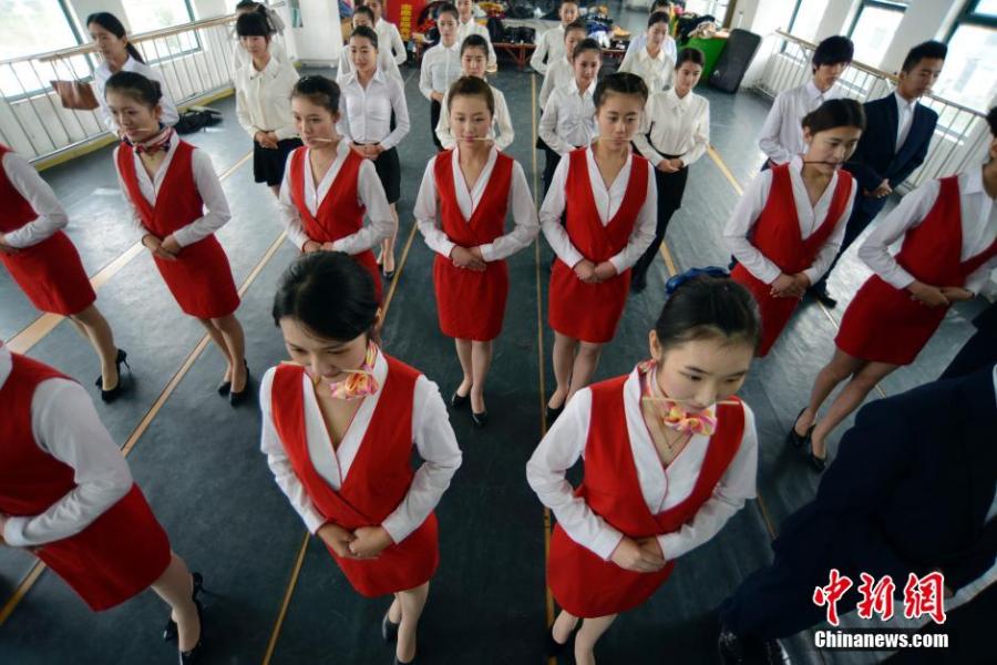 探秘高校95后“礼仪小姐”魔鬼训练：咬筷子顶书