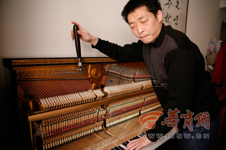 西安唯一的盲人钢琴调律师：从业七年调琴数千台