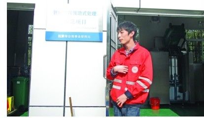 富二代当环卫工要锻炼自己 开60多万宝马车上班