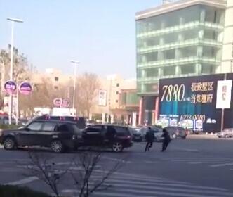 青岛警匪街头枪战现场视频：男子劫持车辆被击毙(视频/图)