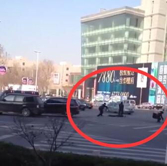 青岛警匪街头枪战现场视频：男子劫持车辆被击毙(视频/图)