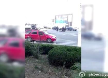 青岛警匪街头枪战现场视频：男子劫持车辆被击毙(视频/图)