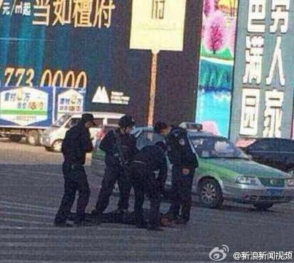 青岛警匪街头枪战现场视频：男子劫持车辆被击毙(视频/图)