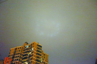 武昌夜空惊现光圈 光圈占据东南方半边天时聚时散