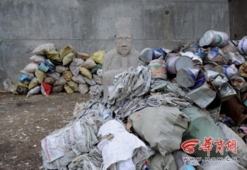 明秦王墓文物被垃圾包围 文物身处荒地令人痛心
