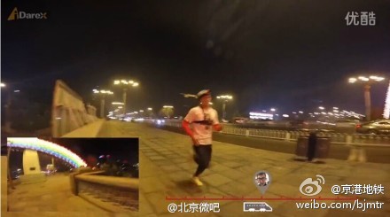 北小伙与地铁赛跑赶上同一列车 最后又亮点