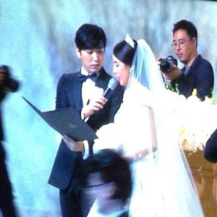 晟敏结婚举办婚礼 不对外公开但看到新娘甜笑照片