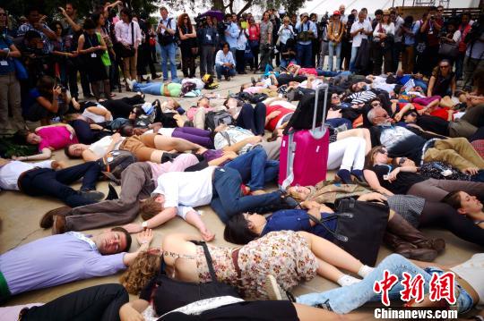 气候大会利马召开 数十名环保人士玩快闪集体倒地
