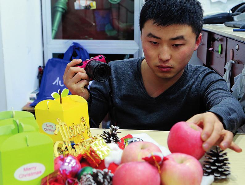 圣诞节即将来临，王创斌打算拍摄“平安果”照片放在微信上作为宣传