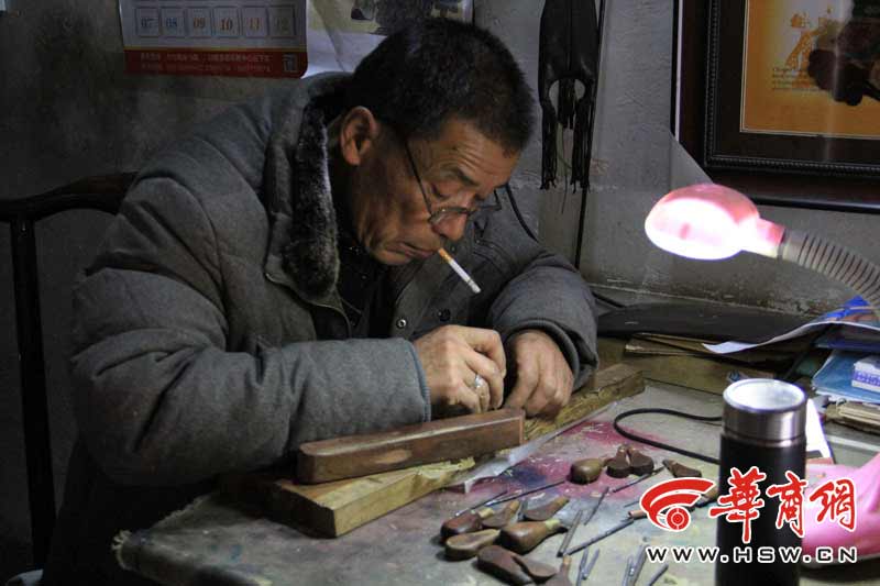 袁家村皮影店李的老艺人.jpg
