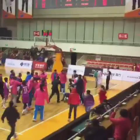WCBA球员群殴场面之丑陋不亚于泼妇火拼，两队球员已经将体育精神辱没殆尽。