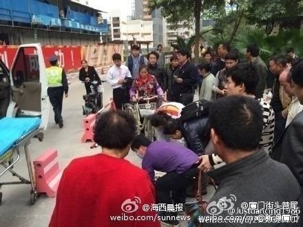 厦门罗宾森砍人现场照 两名女性因手机被抢遭捅伤