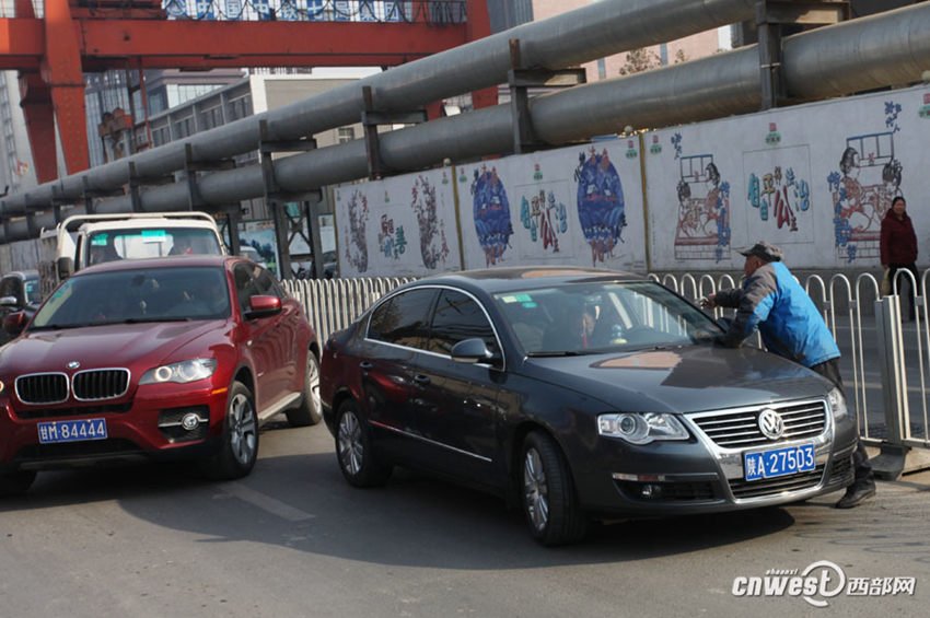 西安西影路男子拦车要钱致交通堵塞 不给就趴车头