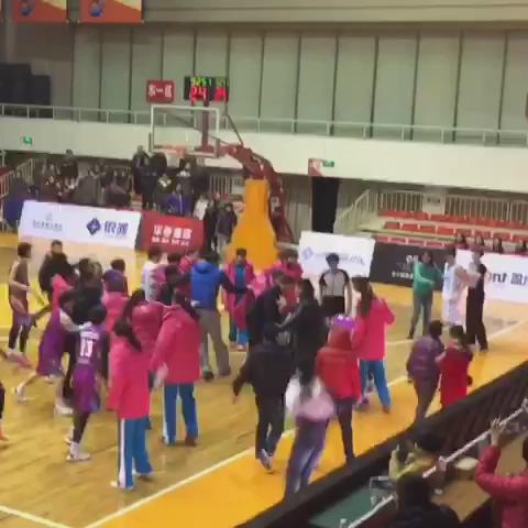 川浙女篮赛场现群殴 有人喊：往死里打