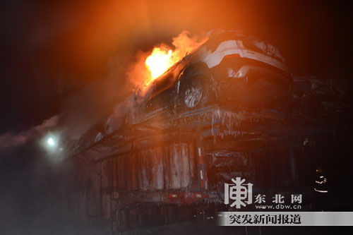 哈尔滨一辆挂车发生火情 所载19辆新车全过火