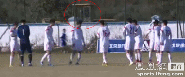 中国vs吉尔吉斯斯坦 比赛时场边淡定驶过挖掘机