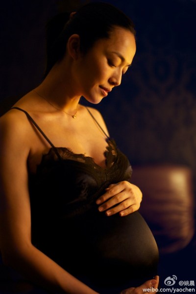 黄小蕾晒半露喂奶照称母乳喂养会疼 与老公闪婚