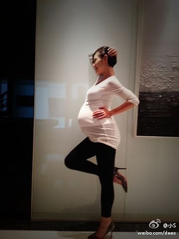 黄小蕾晒半露喂奶照称母乳喂养会疼 与老公闪婚