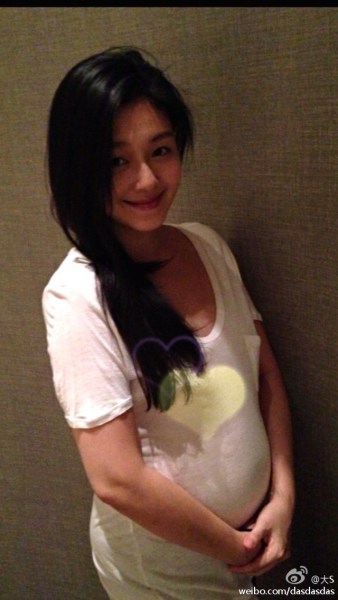 黄小蕾晒半露喂奶照称母乳喂养会疼 与老公闪婚，一直想生宝宝，大S甚至为此暂停演艺事业，全力进行“造人”大业。一直传出大S怀孕的消息，12月2日大S在微博公开怀孕的消息。怀孕的大S增添了几分成熟女人的韵味，显得更加美丽。