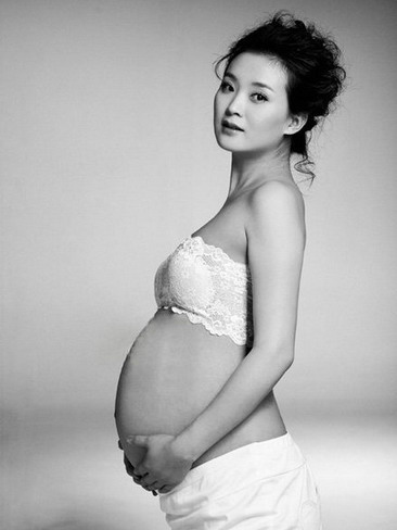 黄小蕾晒半露喂奶照称母乳喂养会疼 与老公闪婚