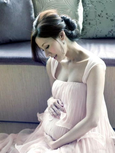 黄小蕾晒半露喂奶照称母乳喂养会疼 与老公闪婚