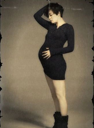 黄小蕾晒半露喂奶照称母乳喂养会疼 与老公闪婚