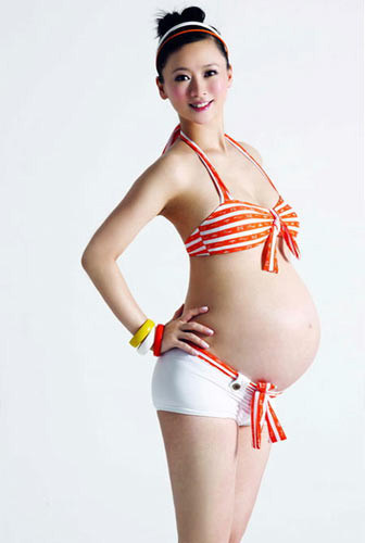 黄小蕾晒半露喂奶照称母乳喂养会疼 与老公闪婚