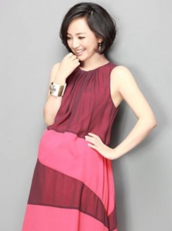 黄小蕾晒半露喂奶照称母乳喂养会疼 与老公闪婚