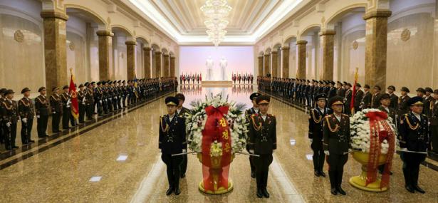 金正恩为父守孝三年期满 携夫人参谒锦绣山太阳宫