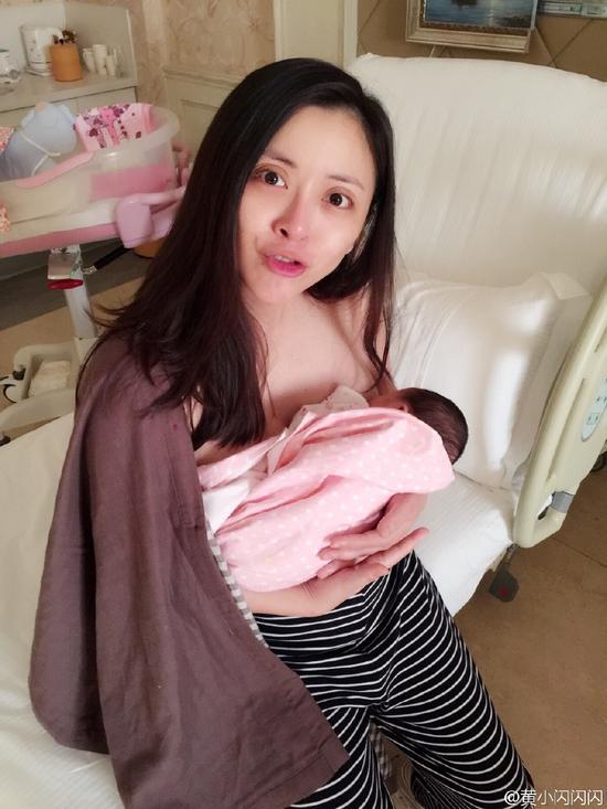 黄小蕾晒半露喂奶照称母乳喂养会疼 与老公闪婚