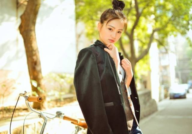 武大校花黄灿灿被baby喊女神 昔日与男友激吻照被扒(图)