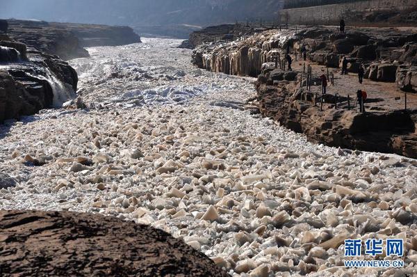 黄河壶口瀑布现流凌叉桥景观 因强降温后冰凌堆积