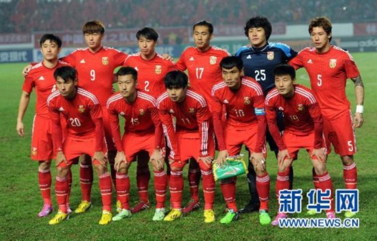 中国对巴勒斯坦0比0  球员郑智在比赛中争顶(组图)