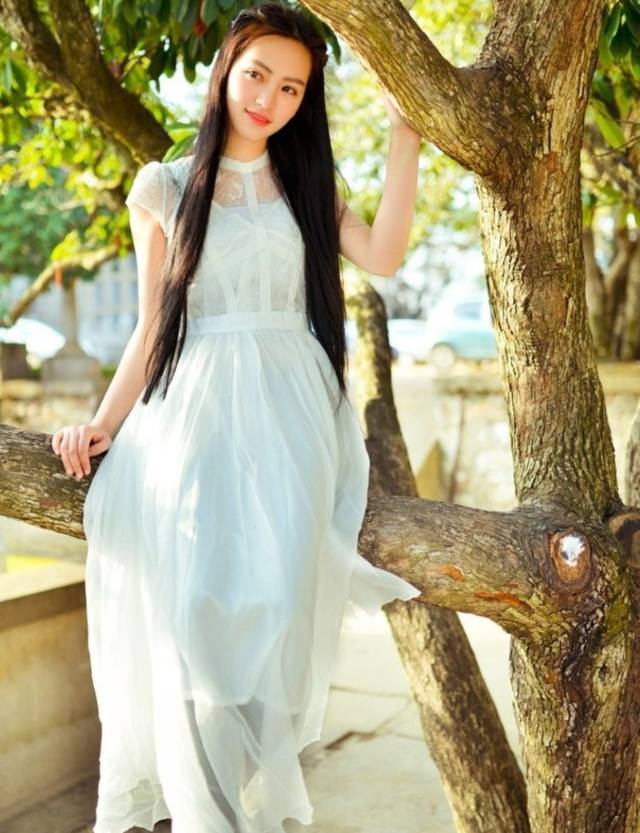 武大校花黄灿灿被baby喊女神 昔日与男友激吻照被扒(图)