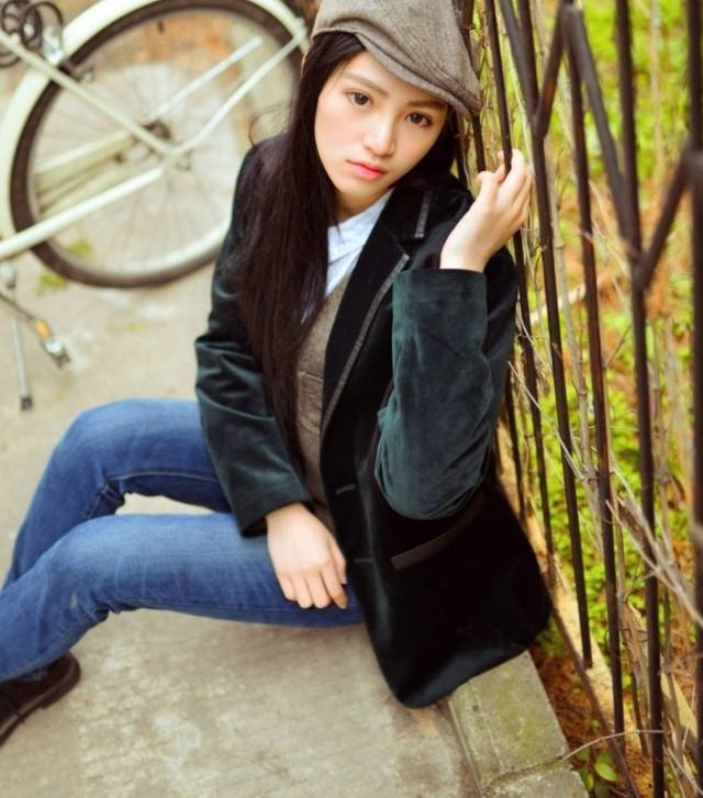 武大校花黄灿灿被baby喊女神 昔日与男友激吻照被扒(图)