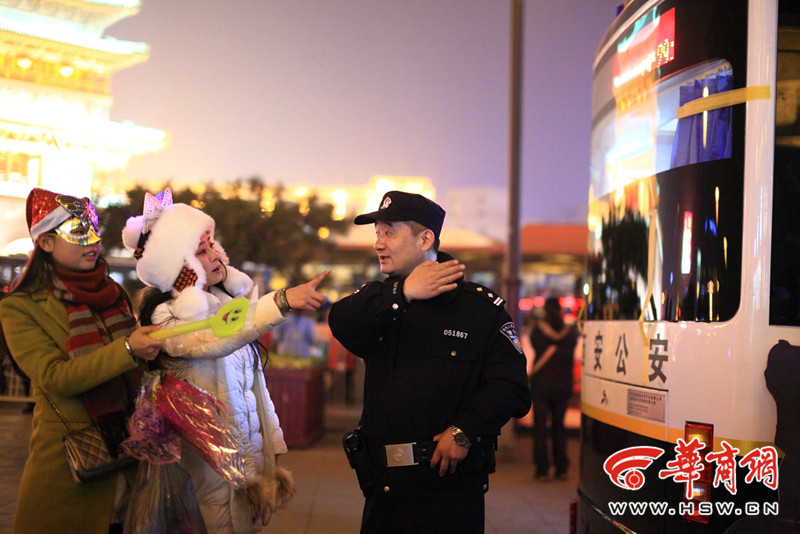 平安夜西安7万人上街狂欢 3600名警力上岗保平安
