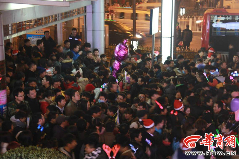 西安59岁教师连续33年逛平安夜 称80年代平安夜很冷清