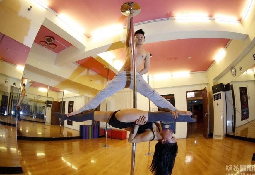 摄影师记录河南90后钢管舞女神
