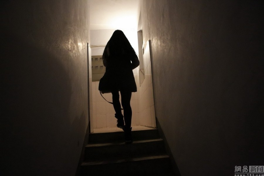 摄影师记录河南90后钢管舞女神