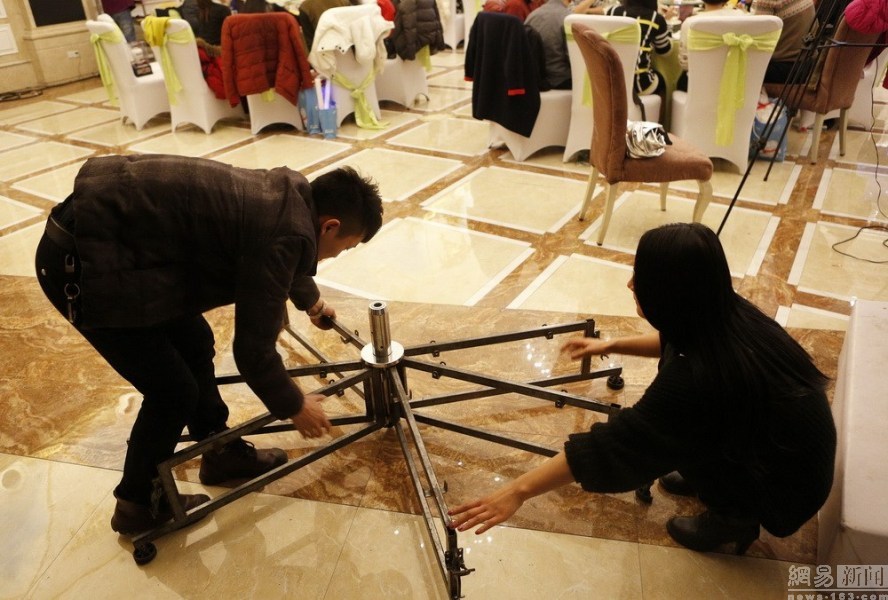 摄影师记录河南90后钢管舞女神