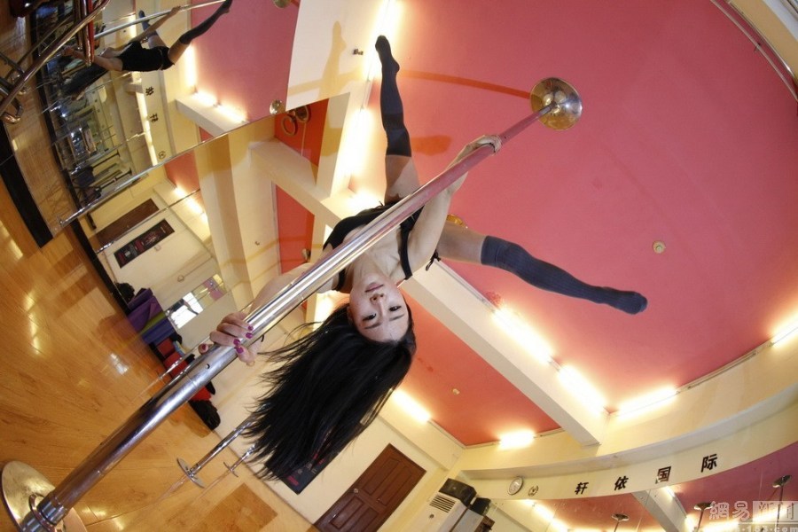 摄影师记录河南90后钢管舞女神