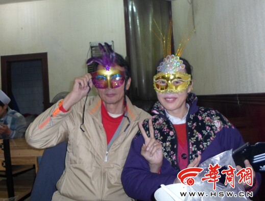 2013年的平安夜，“曾经沧海”和朋友在回民街的馄饨店合影_副本.jpg
