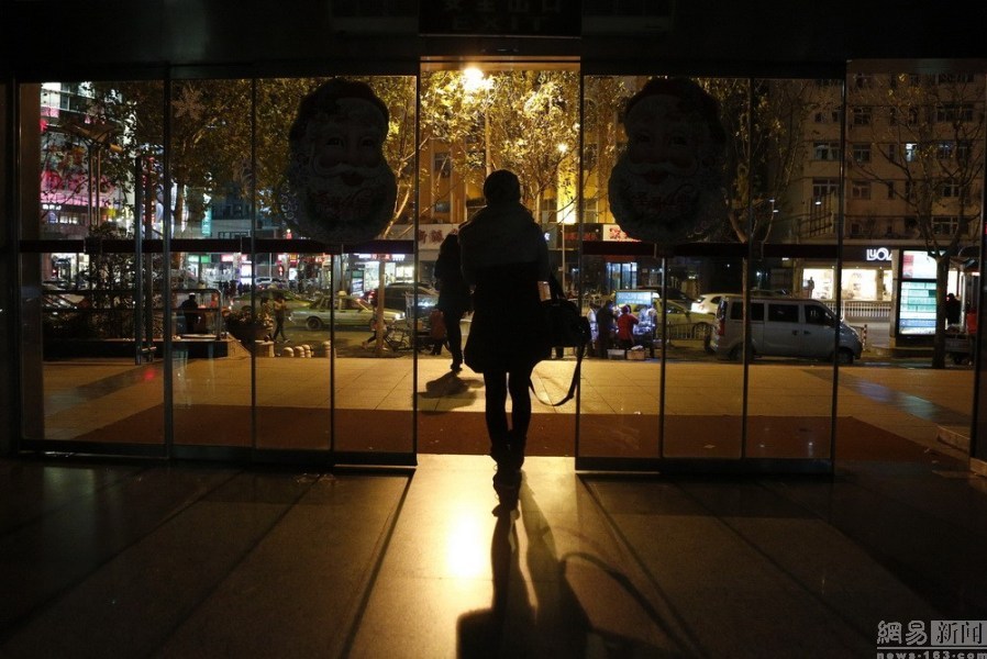 摄影师记录河南90后钢管舞女神