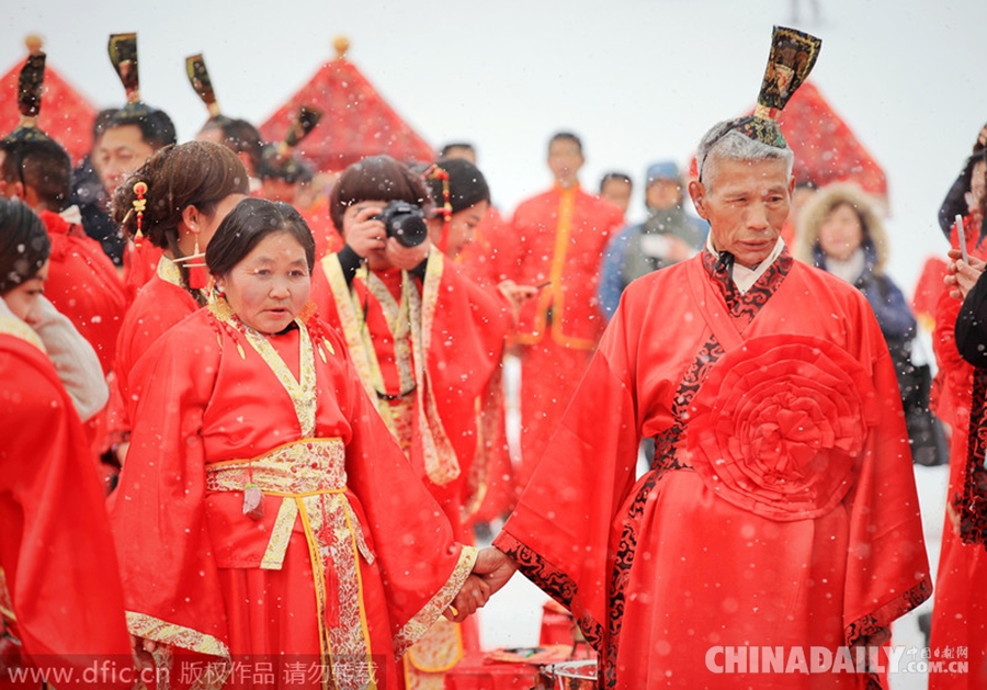 重庆举行浪漫雪地汉式集体婚礼 欲申报吉尼斯纪录