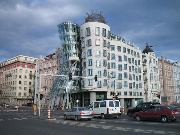 Dancing Building（会跳舞的房子）