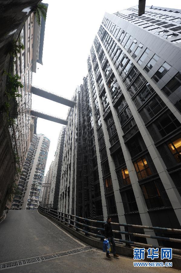 最牛空中连廊用350吨起吊机吊装完成 其中1座开通