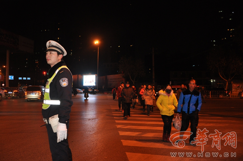 元旦至乐坏上班族 交警顶严寒坚守最后一班岗 