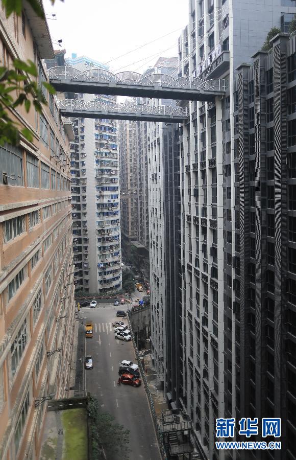 最牛空中连廊用350吨起吊机吊装完成 其中1座开通