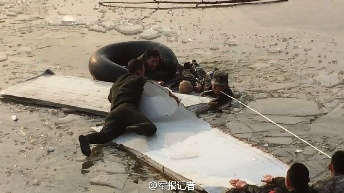 “爬冰救人哥”冰湖勇救群众 自己冻伤仍在医院治疗